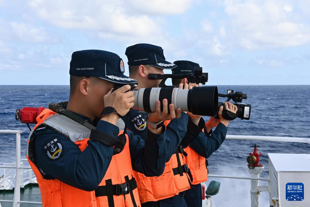 2月11日，南海黄岩岛海域，中国海警万山舰侦查取证小组在进行维权取证训练。