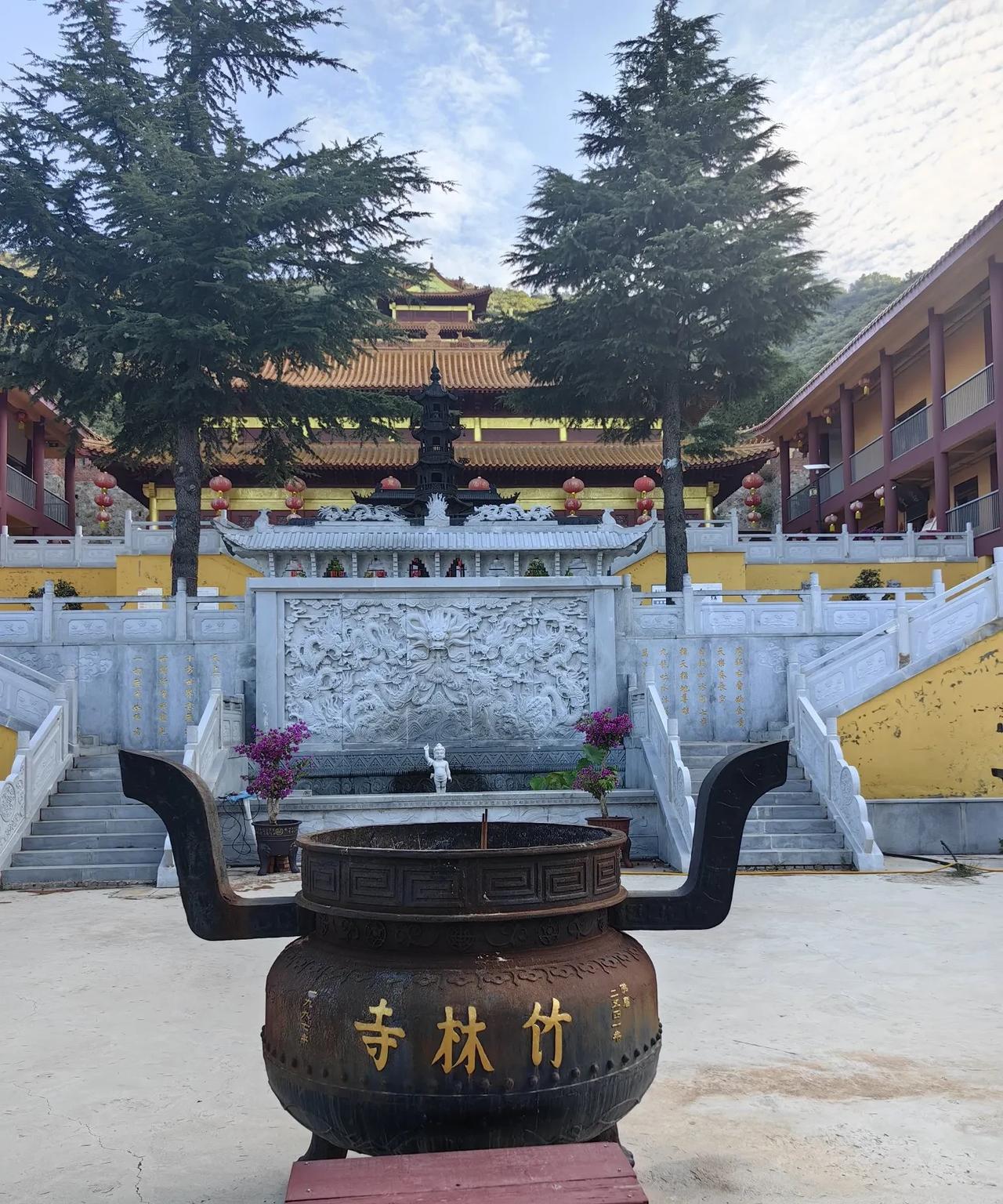 小区旁边有个竹林寺，千年古刹，虽然是免费参观，可是基本没人，隔三差五我就来一趟，