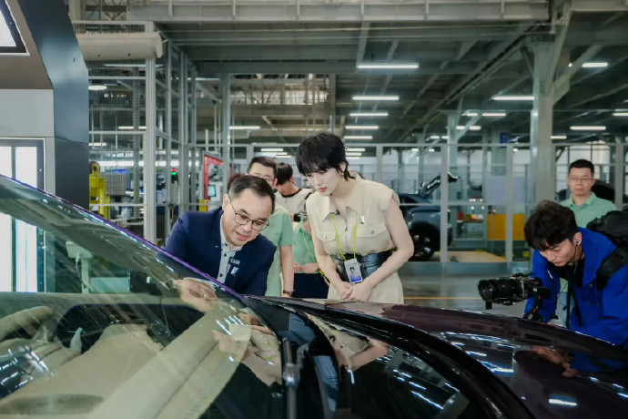 姚安娜入职长安汽车（任品牌与用户体验官）工号“1001”，长安汽车董事长朱华荣陪