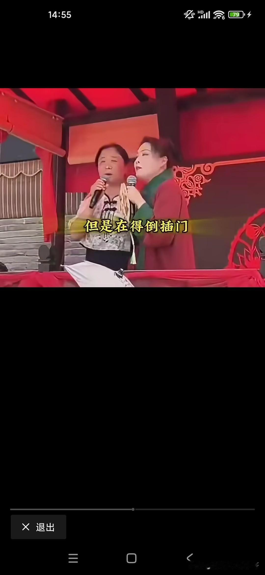 有一个已经离异的单身妈妈，36岁了，还有一个16岁的女儿，但是她异想天开，一心想