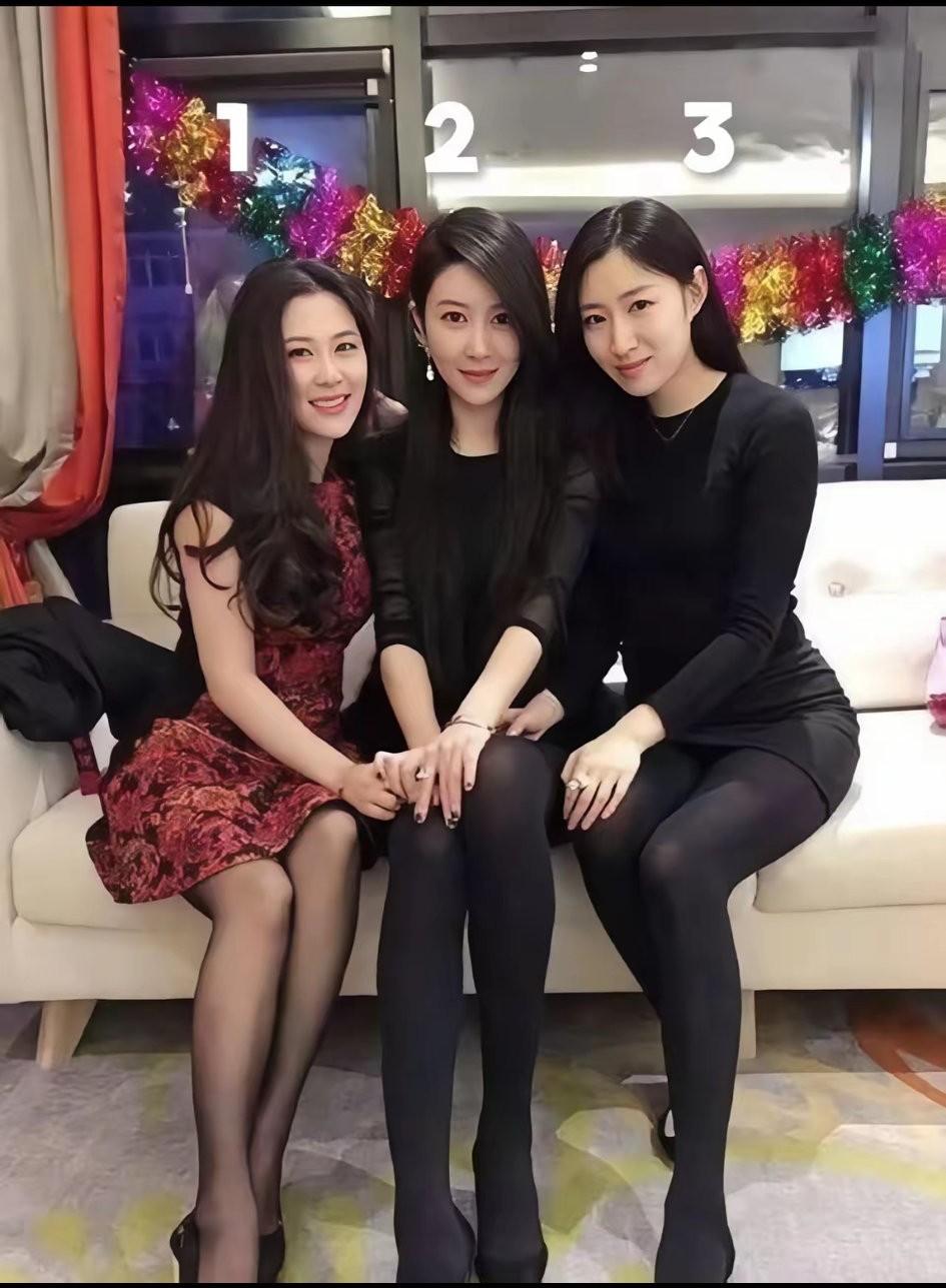 几个朋友打赌猜哪位美女最漂亮，采取投票的形式，按照得票多少定输赢，结果我赢了，你