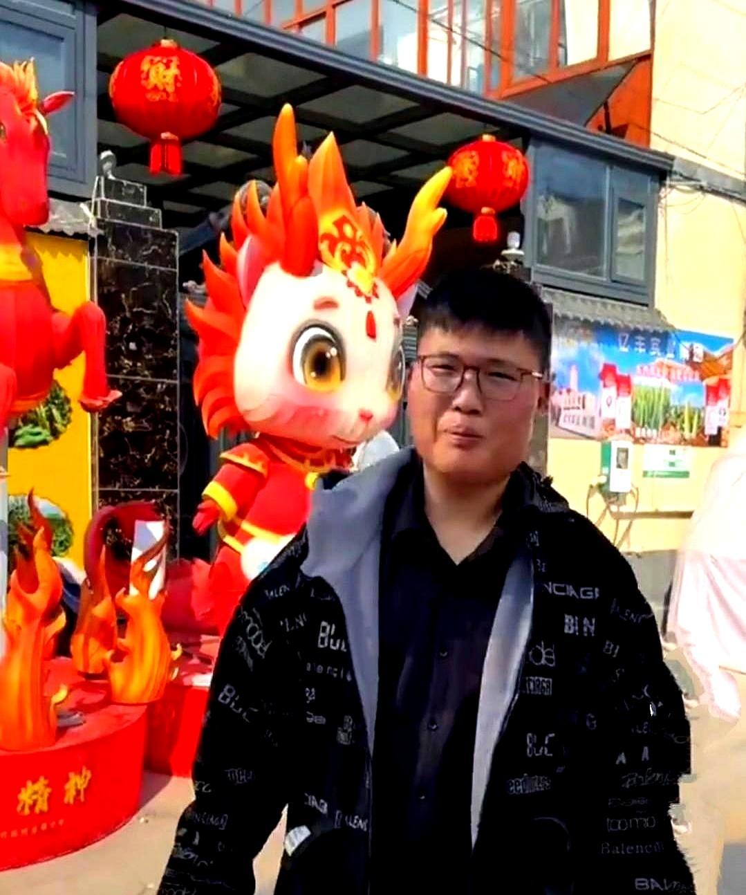 大衣哥嫁女，新郎全程黑脸，连个笑模样都没有，现场几百号乡亲都看懵了。这婚到底还结