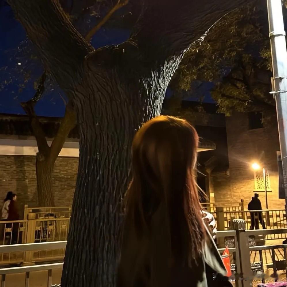 我问一个好友说：“你们男人到底是爱老婆还是爱情人呢？”他回答：“男人把温