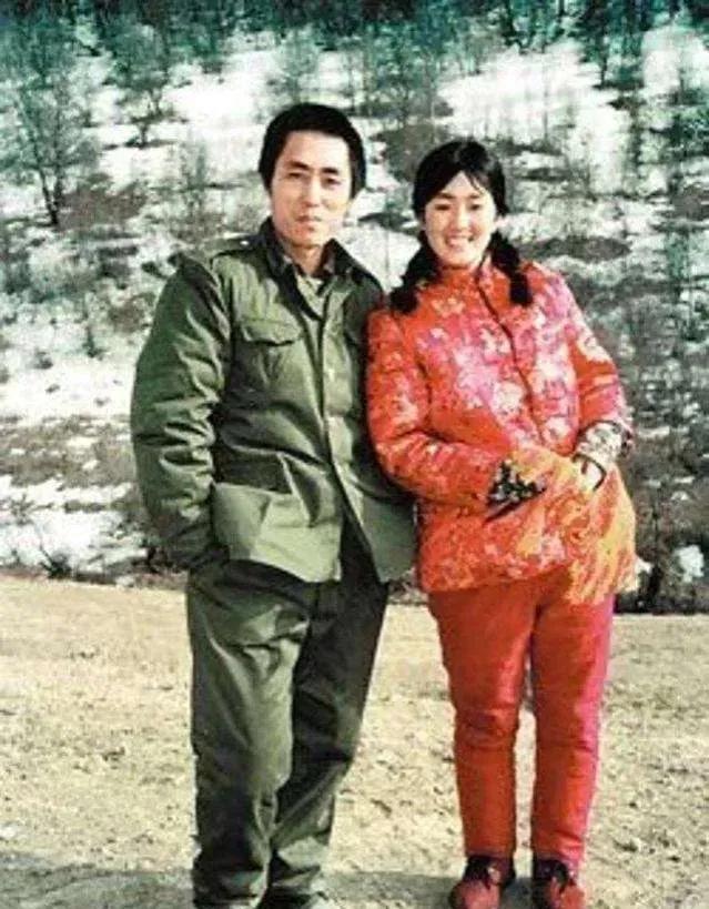 1987年，张艺谋筹拍《红高粱》，花了四万块钱，请当地农民种100亩红高粱，并且