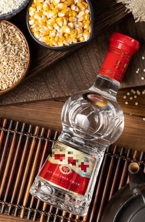 2月27日报道，安徽无为，男子上网花628元买了箱剑南春，商家意味深长地问他：知