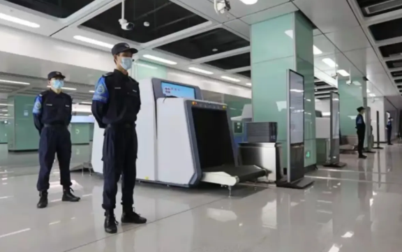 广州地铁5月9日执行新规，以后安检会更严格，也不知道为什么又要加强安检，觉得平时