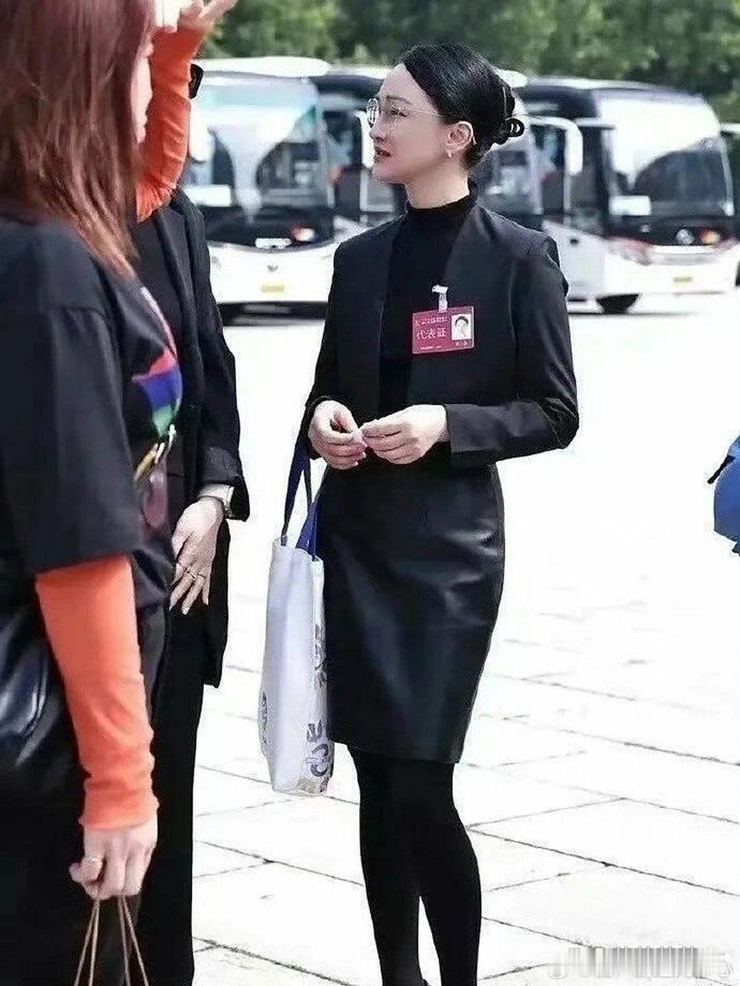 上半身很体制内，下半身很娱乐圈​​​