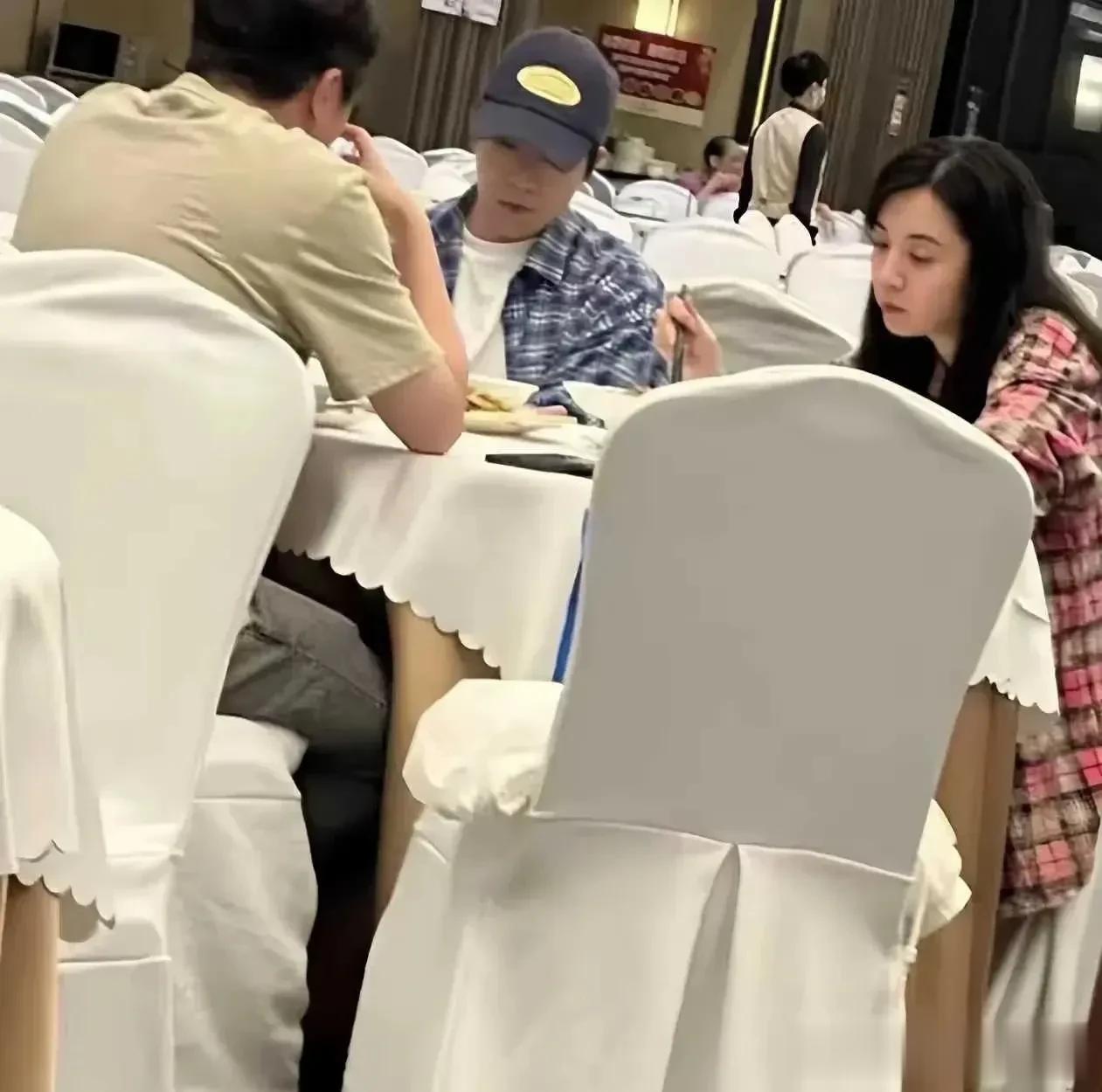 俞灏明和王晓晨同框约饭，女方全程面露难色，他俩到底结没结婚啊。前段时间，俞灏
