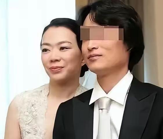 2014年，一架从美国飞往韩国的飞机的头等舱中，一个名叫赵显娥的乘客，向空乘人员