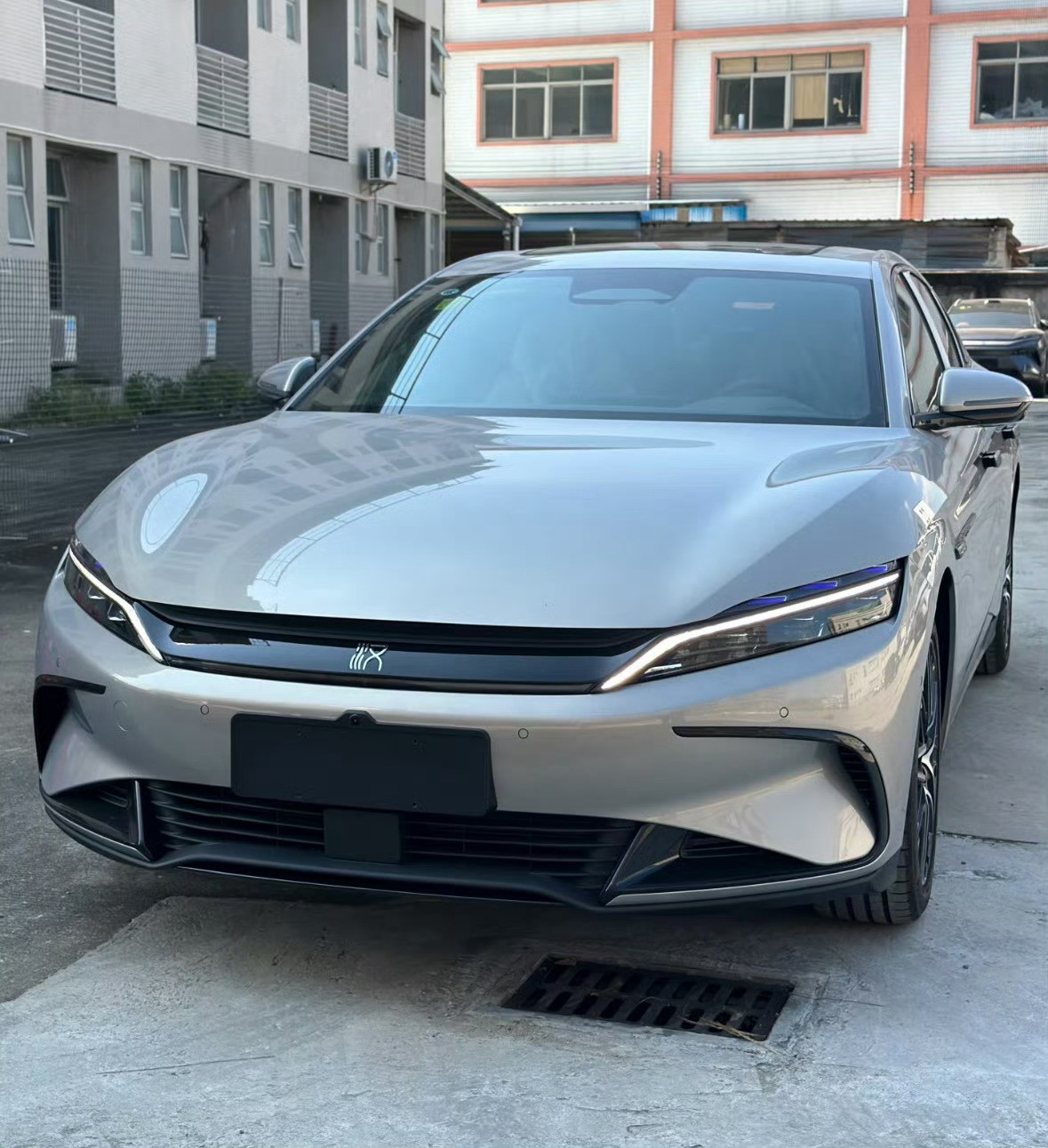 昨天发比亚迪新款汉，大家评价都很好，看来大家都很满意汉的造型，也肯定钢琴烤漆这些