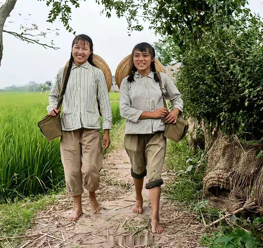 上世纪60年代，两位赤脚医生。她们赤脚挎着药箱走过田埂，脸上笑呵呵的。公知不是说