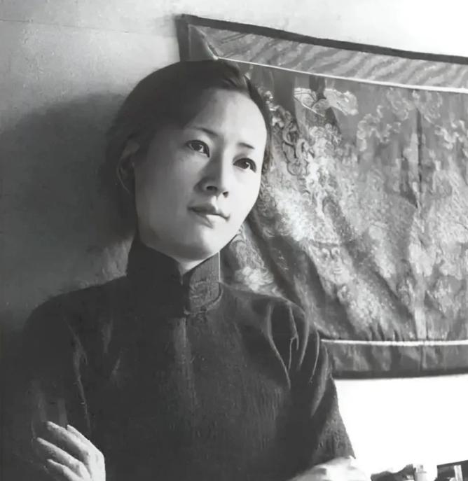 林徽因去世7年后，61岁的梁思成娶了小自己27岁的林洙。一天，林洙趁梁思