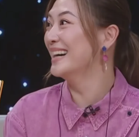 应采儿吐槽陈小春年轻的时候不是很好的男人应采儿：“我跟我老公其实认识的很早，我