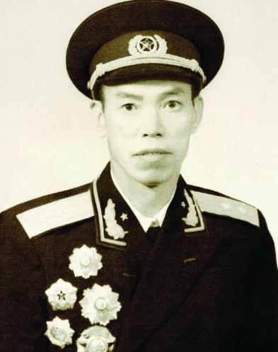 1973年，梁兴初将军被下放到太原一个化工厂劳动改造，一天他正在打扫卫生的时候，