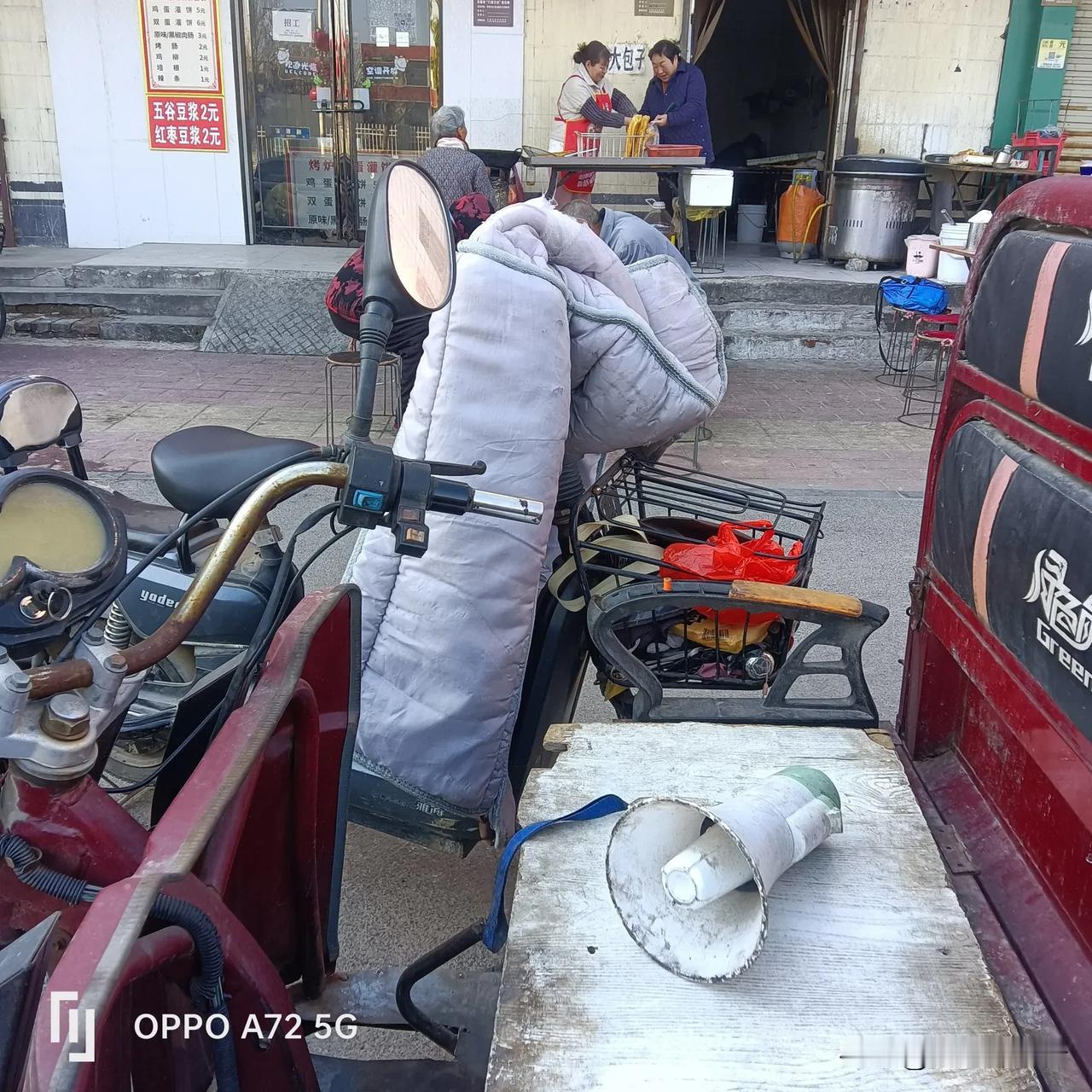 附近有一家早餐店，老是售卖前一天剩下的粥和包子来欺骗顾客。时间一长，就没人去光顾