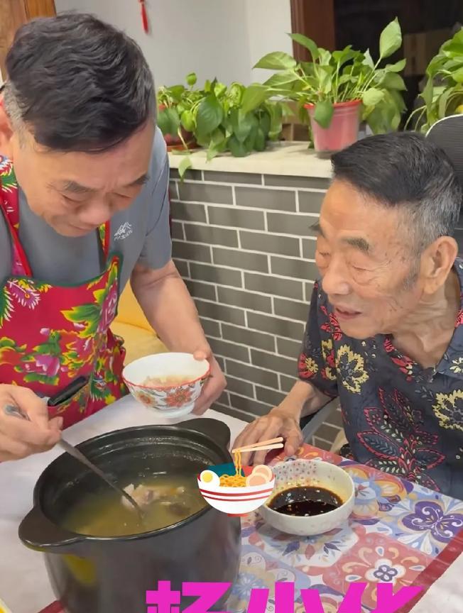 杨少华整天好吃好喝，鸡鸭鱼肉、山珍海味的，可他却瘦得皮包骨，看他20年前跟杨议说
