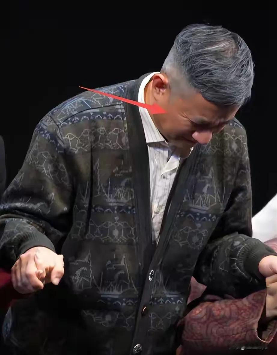 离婚6年，文章与马伊琍的人生走向截然不同。当年马伊琍不顾外界质疑，坚定选择文章，