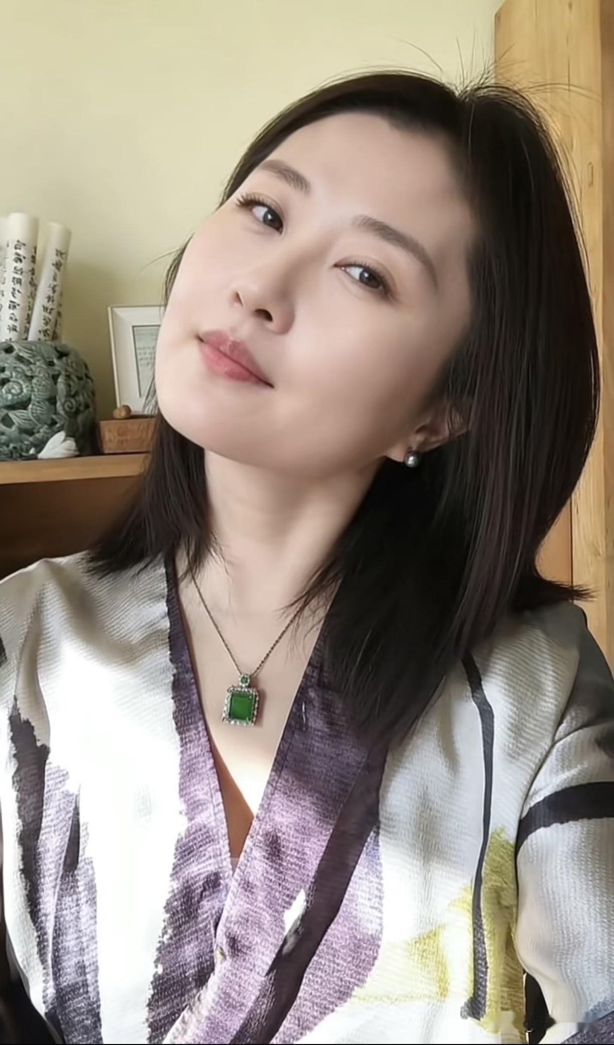一个婚恋机构的职员说：“现在35岁以上没结婚的大龄女青年越来越多，她们在物质上充