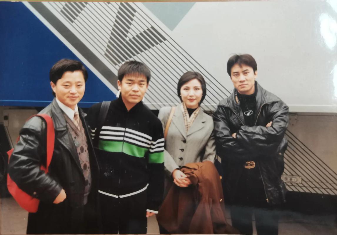 一张90年代活跃在华语歌坛的知名歌手们的旧日合影：我一眼就认出了朗目疏眉、双