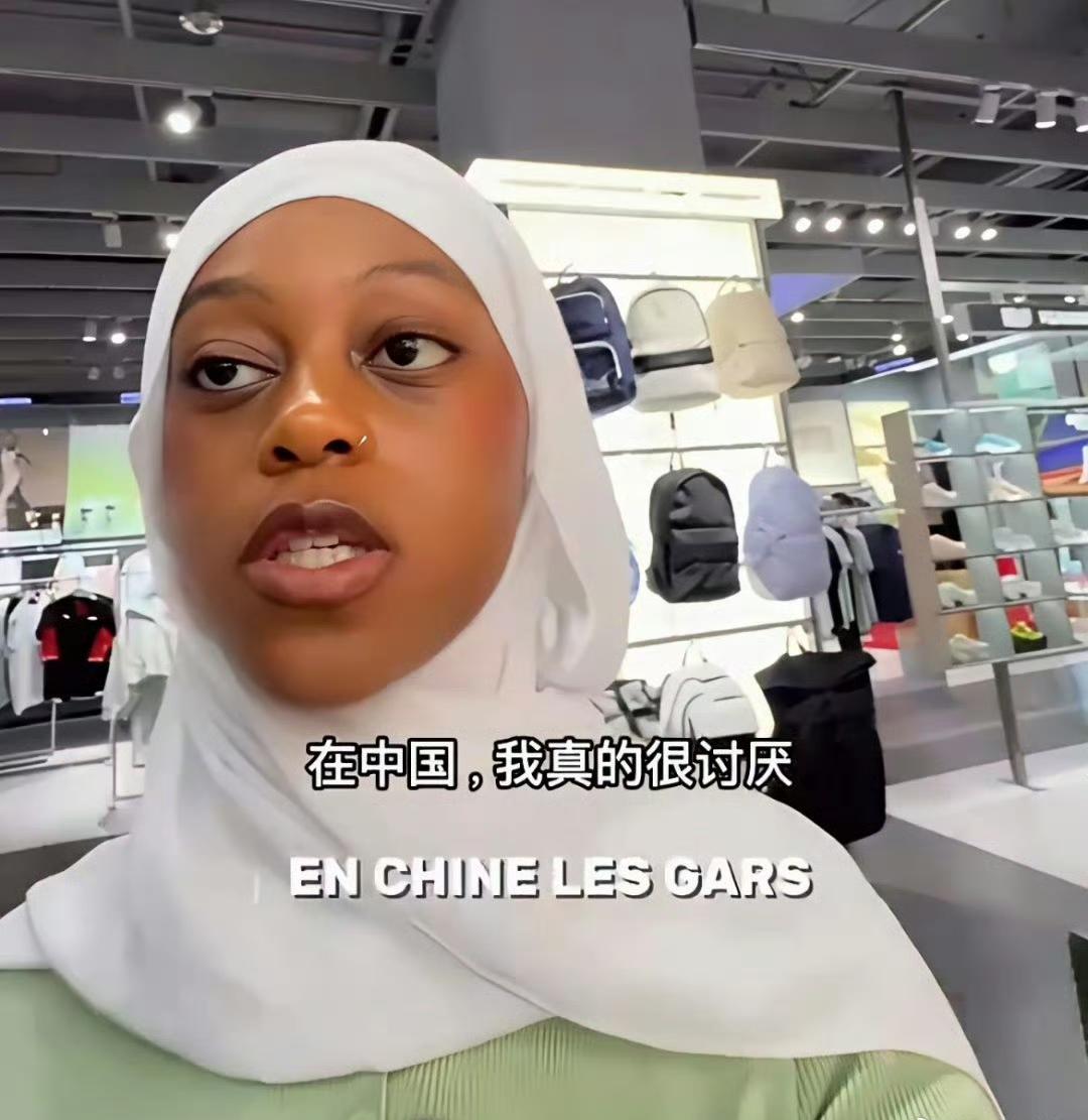 一名外籍女子表示，她在北京逛超市的时候总有人跟在她后面形影不离，让她感觉非常的不