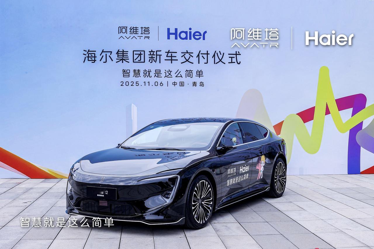 阿维塔与海尔卡萨帝的跨界合作，将汽车与家居的互联推向新高度。在长安董事长向海尔负