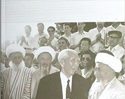 1977年的深夜，左宗棠墓地守墓人黄志清正在熟睡中，忽然一声“惊雷”，将他吓醒