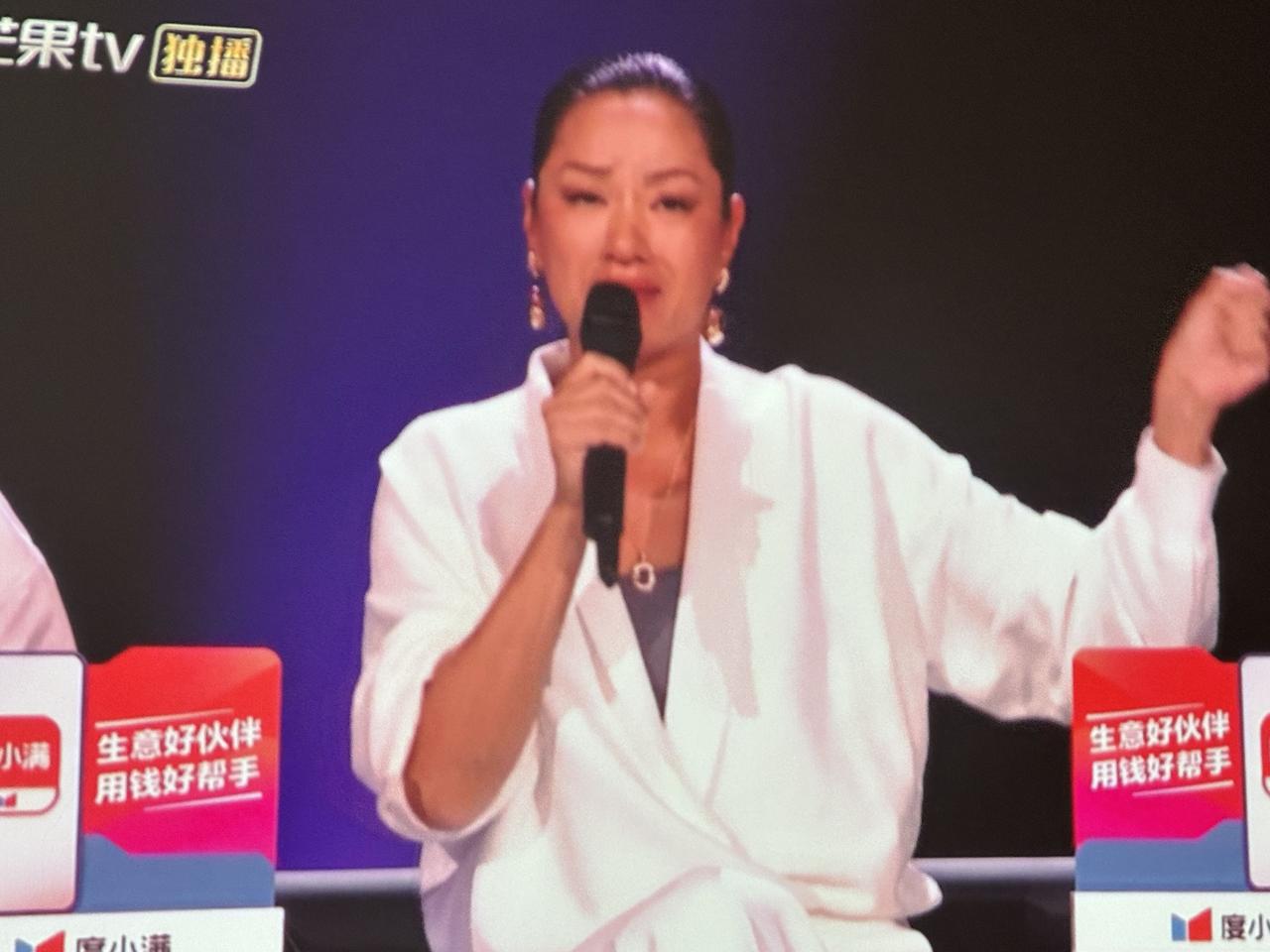 瞿颖太直了啥都敢说，竟然还cue自己曾为谢楠随过份子。笑死😂……瞿颖坐在评论