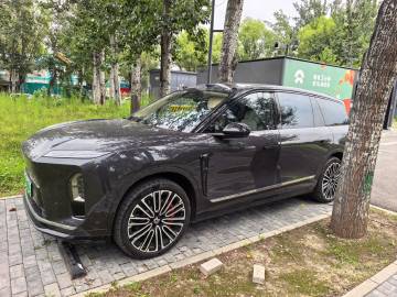 今儿感受了蔚来ES8五座，我觉得图2这五座版选的轮圈比我这六座好看。<...