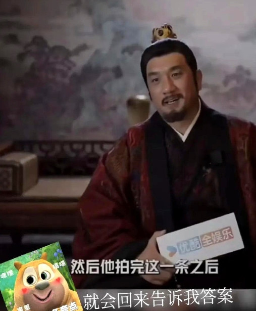黄觉老师采访的时候有说道，他自己聊问题是想到一出是一出，会直接问肖战，刚好准备开