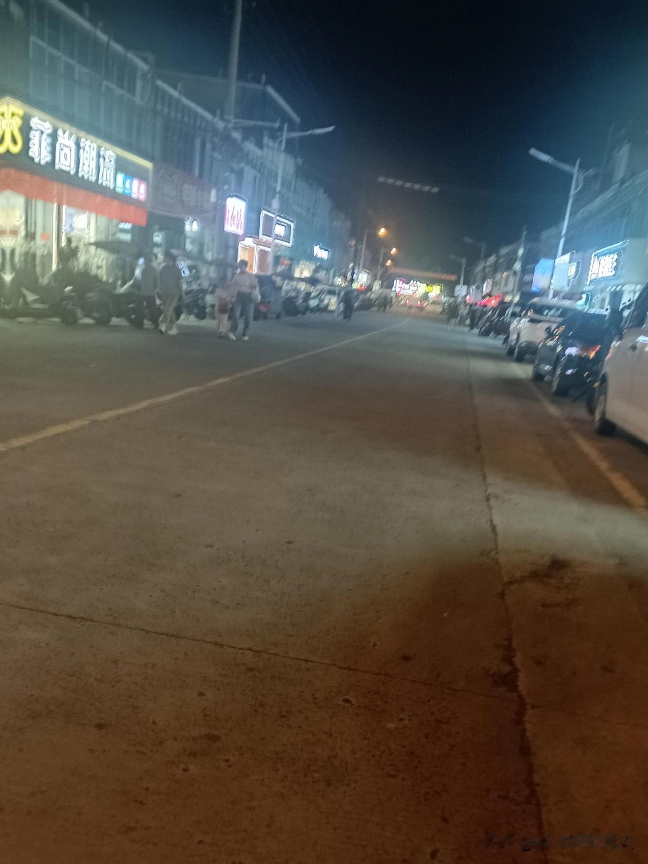 好好享受夜晚的风景。没事多出门，晚上真是凉快[呲牙笑][呲牙笑]