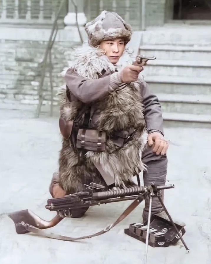 照片是日本关东军机枪副射手或弹药手，为什么这么说？当时，侵华日军装备大正十一年式