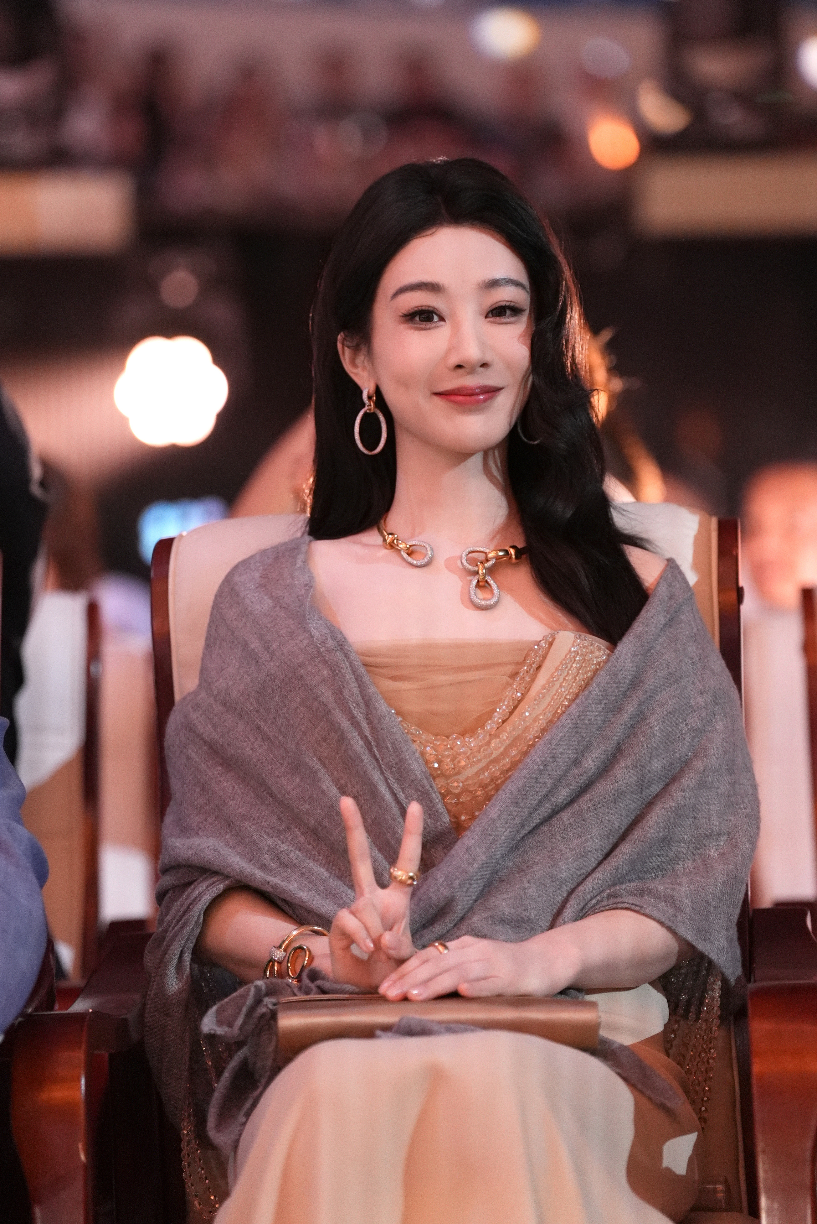 杨紫杨紫虽然错过了直播，但是紫紫依然美丽大方，得体。《烈火英雄》里面的王璐依然