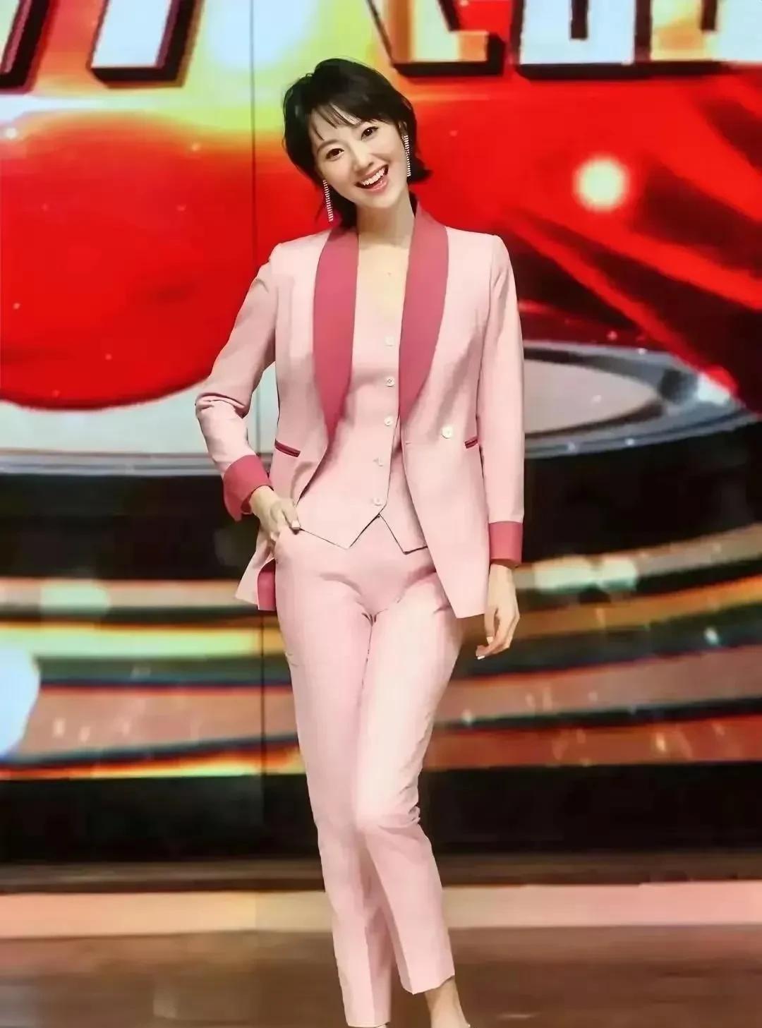 王冠真漂亮身材高挑笑魇如花让人喜欢的不得了