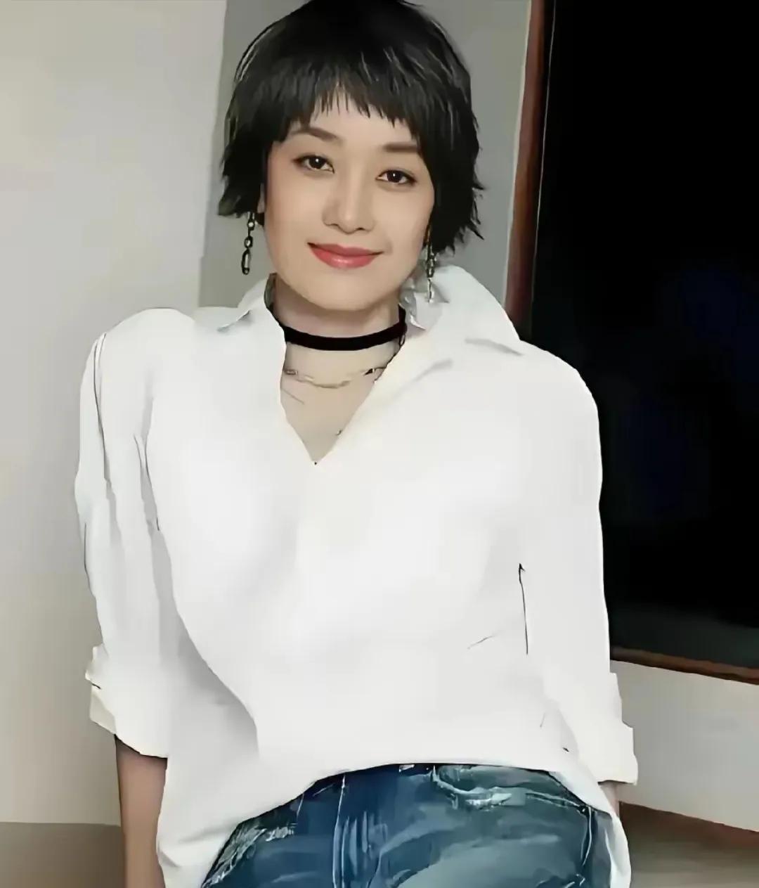 一个女人一生要淋三场雨：第一场在娘家，听着“嫁出去的女儿泼出去的水”长大；第