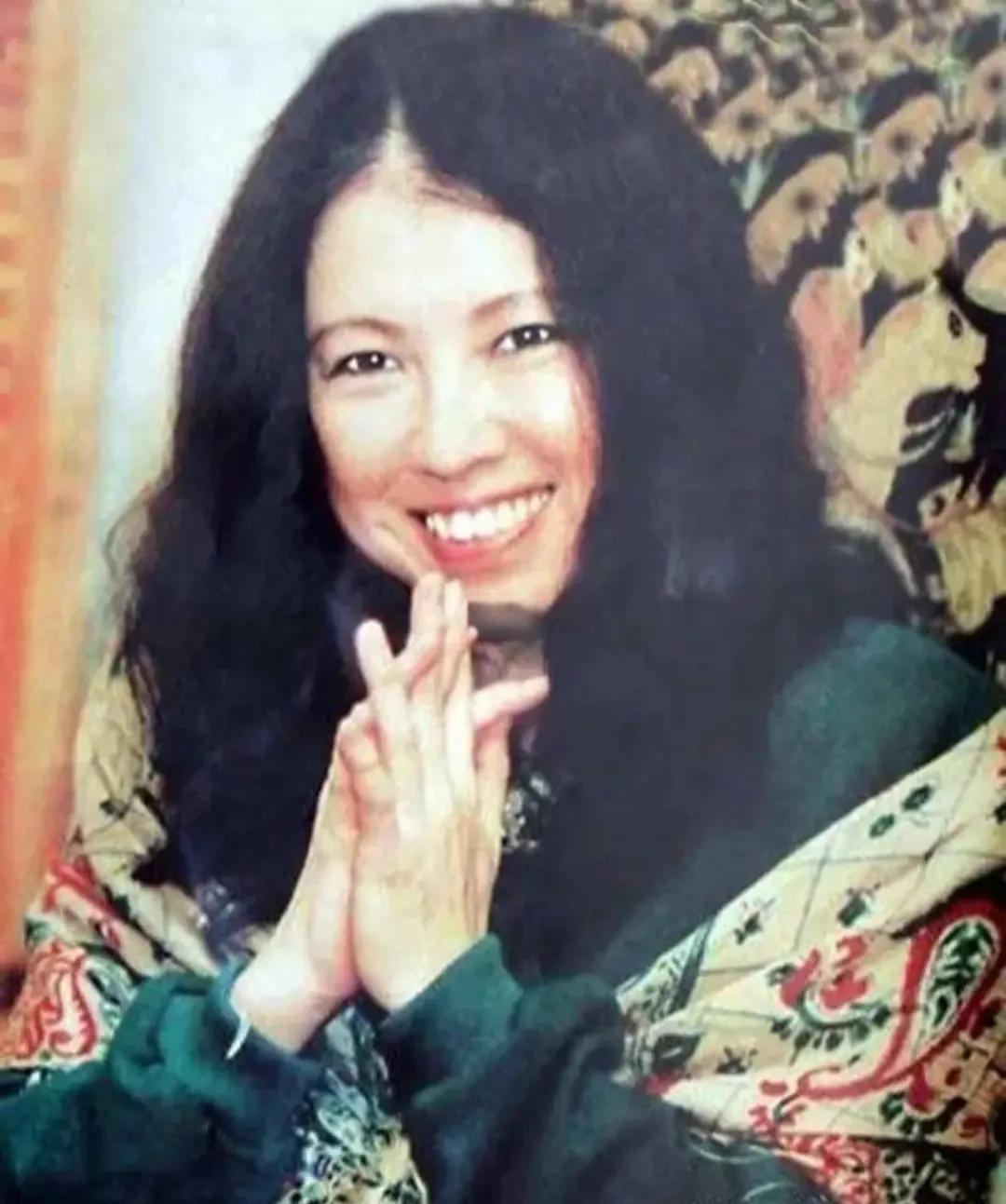 [鼓掌]一次，三毛对李敖说:我去非洲沙漠是为了帮助那里的黑人！李敖反问道:你为