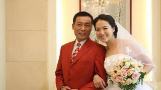 2010年，演员沈傲君已经怀孕六个多月，但丈夫因为工作长期不在身边，一天晚上，家