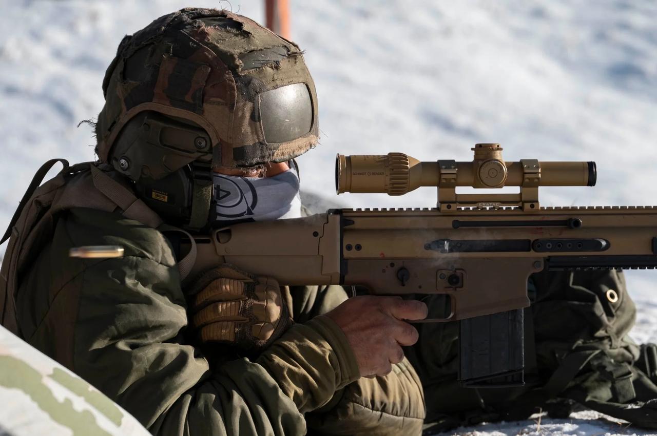 法国山地部队士兵与scar精确射手步枪