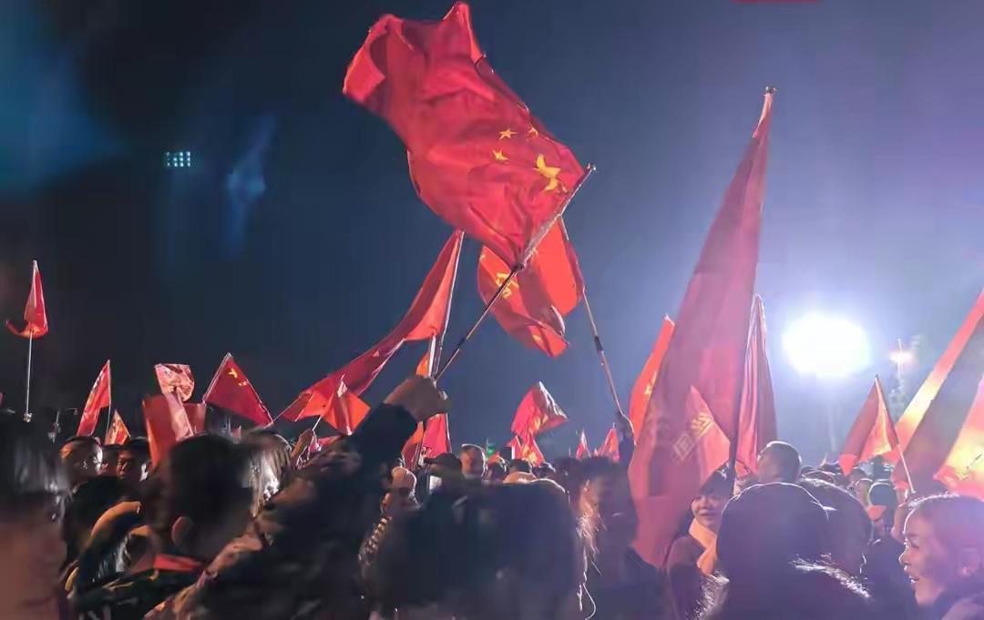 72岁山东大爷第五次奔赴韶山河南夫妻带4岁儿子献花篮毛主席诞辰132周年全国