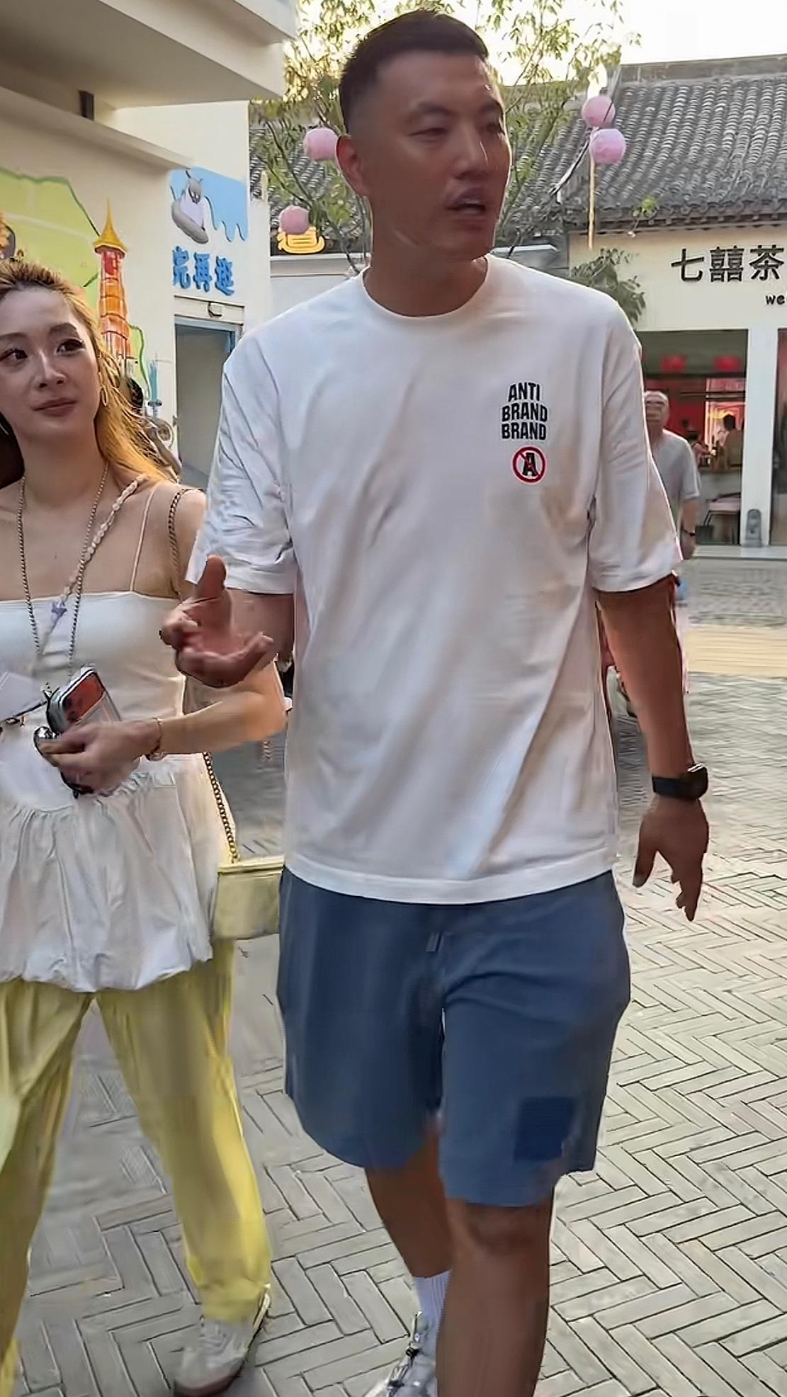翟晓川不愧是人生赢家，不仅在北京首钢征战多年，是四年三观的功勋球员，从进入青年队