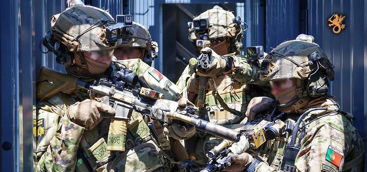 葡萄牙特种部队士兵训练。HK416A5突击步枪。