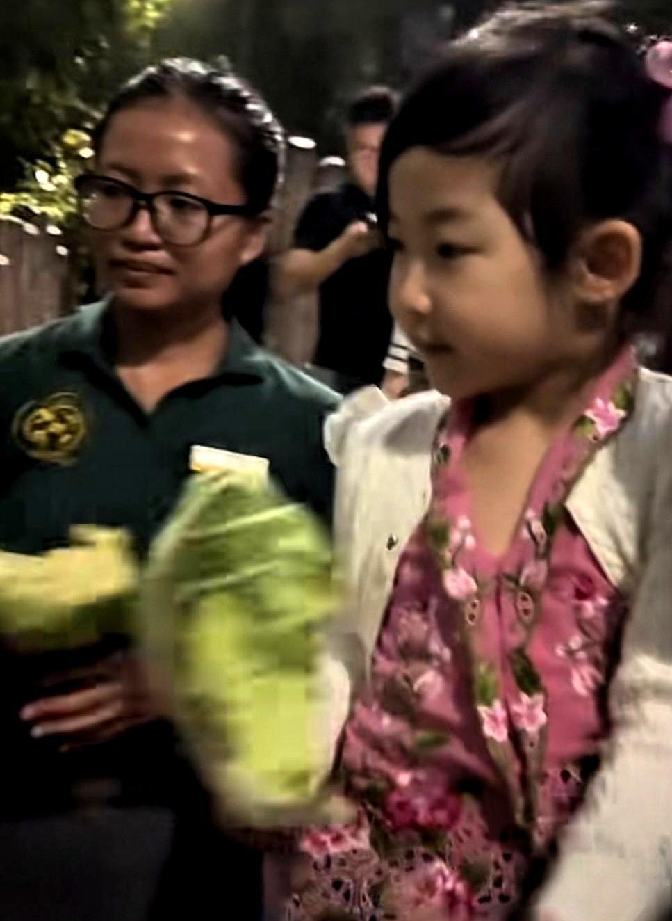 新加坡街头，素颜朱珠端着一盘炒粿条，梨涡比辣椒还抢镜。她老公直接单膝跪地当