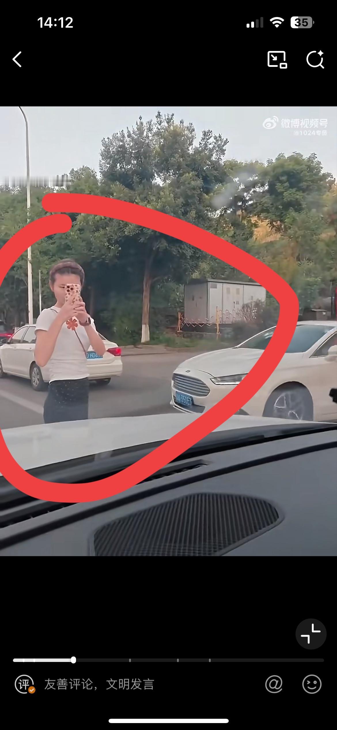 这个重庆小仙女够嚣张的，当街拦车，吐口水，就为了他们家的车加塞进主干道。事情发生