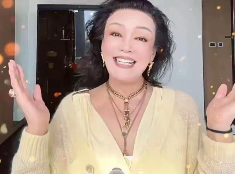 春暖花开喜事连连，兰姐终于盼来小？孙子汪宝儿回到北京，这下兰姐心里乐开了花！如