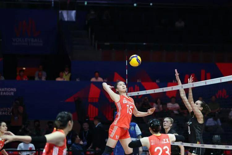 中国女排3:0横扫比利时，新帅赵勇率队迎开门红！吴梦洁独揽18分，庄宇珊、龚翔宇