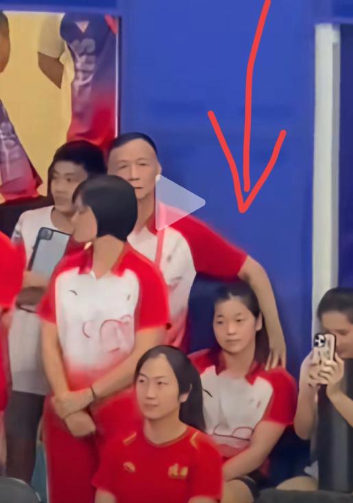 何教练特意给婵宝揉肩膀，婵宝把头发扎起来了，就是好看利索。婵宝的恩师何教练，特意