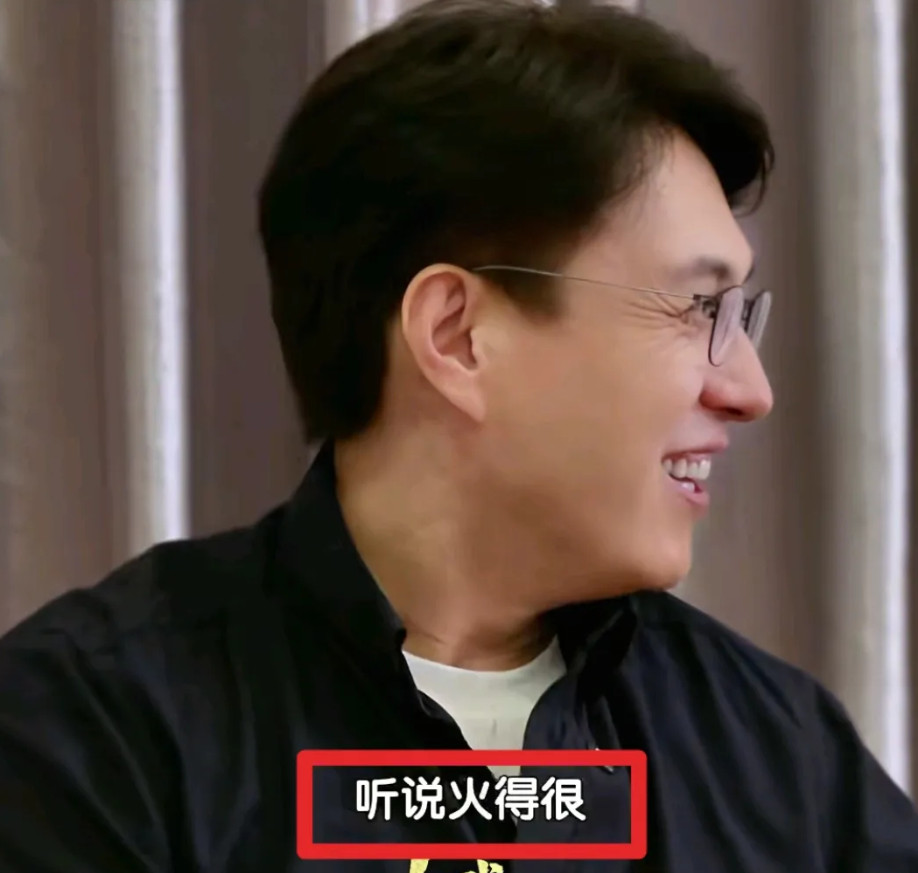 演员靳东，唯一一次表情管理失误。主持人问他：“看过《南京照相馆》了吗？”靳