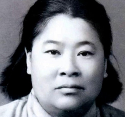 1933年，许世友听说部队有一位出身武当的女侠，便想要切磋一番，于是他迈着自信的