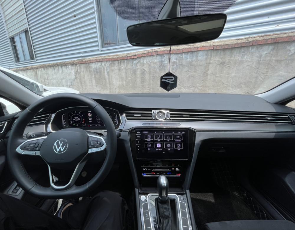 开了三年大众迈腾，越开越顺手，以后换车大概率还选新款迈腾。它的动力很够用，起