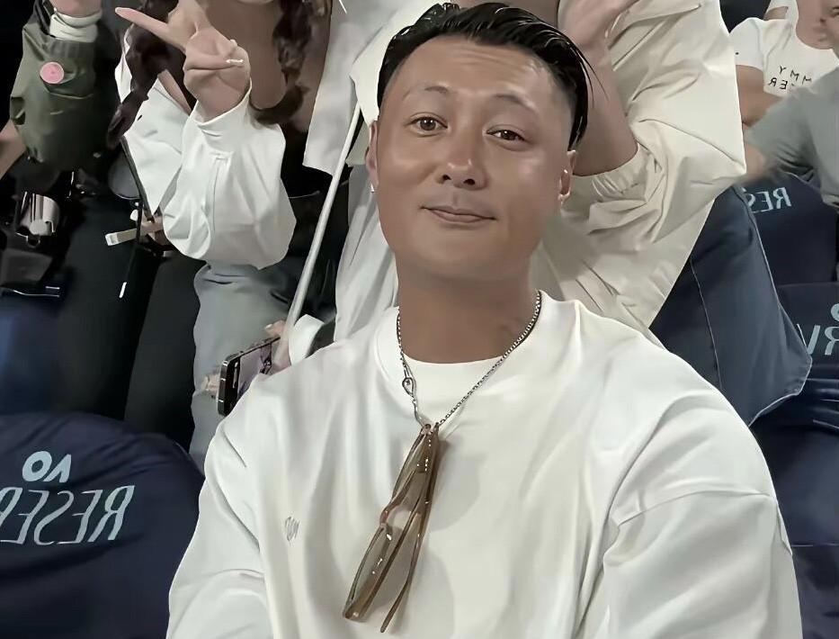 曾经比林志颖和陈冠希都要帅，现在老了，油腻了，看不出原来的影子了，你还能一眼认出