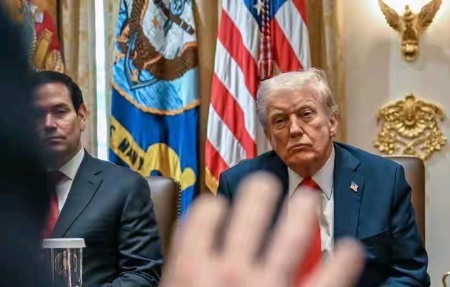 据外媒，大家都认为特朗普对中方真的无牌可打，只能认输服软了，其实他手里捏着一张“